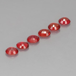 カラットの天然レッドオレンジサファイア（4.6×3.8 mm・オーバルカット）