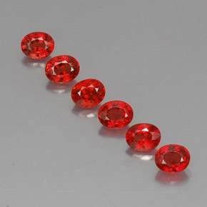 カラットの天然レッドオレンジサファイア（4.6×3.7 mm・オーバルカット）