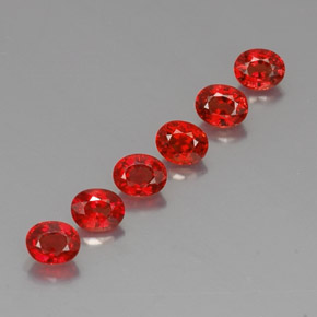 カラットの天然レッドオレンジサファイア（4.6×3.7 mm・オーバルカット）