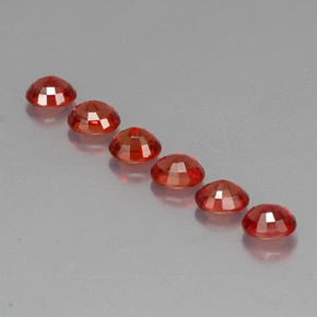 カラットの天然レッドオレンジサファイア（4.6×3.7 mm・オーバルカット）