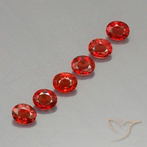 2.05カラットの天然明るい赤サファイア（4.5×3.7 mm・オーバルカット）