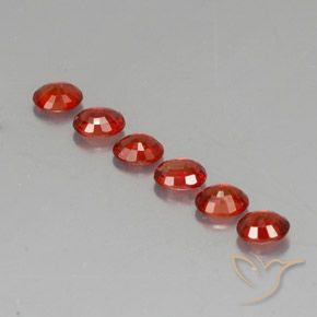 2.12カラットの天然明るい赤サファイア（4.6×3.7 mm・オーバルカット）