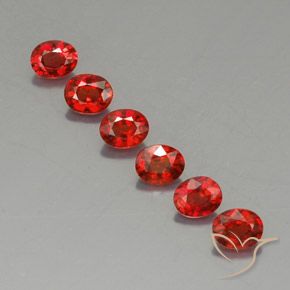 2.27カラットの天然明るい赤サファイア（4.6×3.7 mm・オーバルカット）