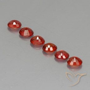 2.27カラットの天然明るい赤サファイア（4.6×3.7 mm・オーバルカット）