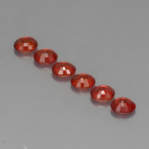 2.08カラットの天然明るい赤サファイア（4.5×3.7 mm・オーバルカット）