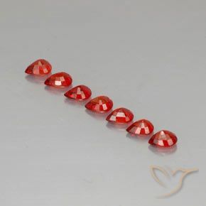 1.97カラットの天然明るい赤サファイア（4.5×3.5 mm・洋梨の形）