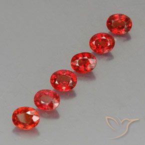 2.37カラットの天然明るい赤サファイア（4.6×3.7 mm・オーバルカット）