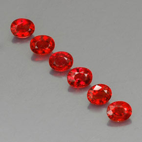 カラットの天然レッドオレンジサファイア（4.6×3.8 mm・オーバルカット）