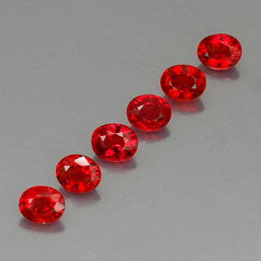 カラットの天然レッドオレンジサファイア（4.6×3.8 mm・オーバルカット）