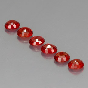 カラットの天然レッドオレンジサファイア（4.6×3.8 mm・オーバルカット）