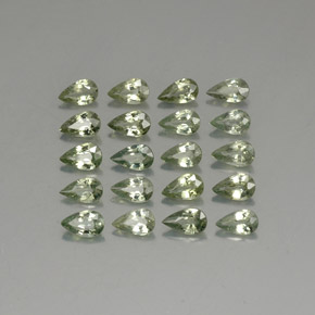 カラットの天然グリーンサファイア（5.3×3.2 mm・洋梨の形）