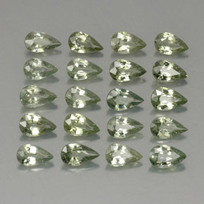 カラットの天然グリーンサファイア（5.3×3.2 mm・洋梨の形）
