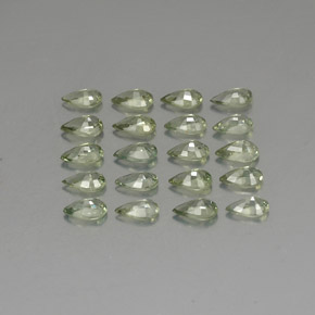 カラットの天然グリーンサファイア（5.3×3.2 mm・洋梨の形）