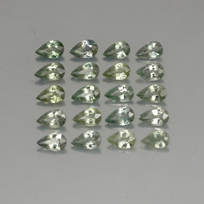 カラットの天然グリーンサファイア（5×3 mm・洋梨の形）