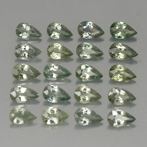 カラットの天然グリーンサファイア（5×3 mm・洋梨の形）