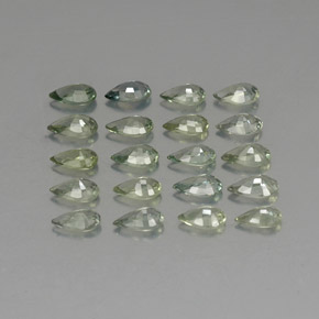 カラットの天然グリーンサファイア（5×3 mm・洋梨の形）