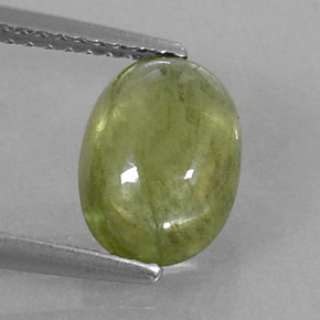2.97カラットの天然黄色がかった緑サファイア（9.5×6.8 mm・透明）