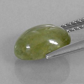 2.97カラットの天然黄色がかった緑サファイア（9.5×6.8 mm・透明）
