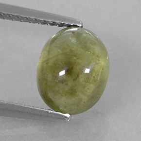 3.17カラットの天然黄色がかった緑サファイア（8.7×7 mm・透明）
