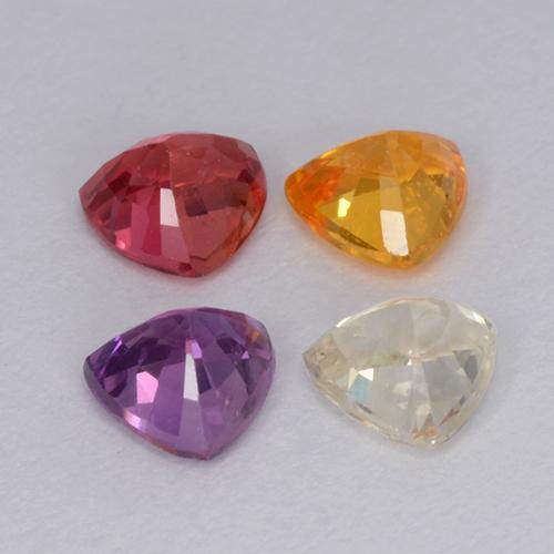 1.26カラットの天然マルチカラーサファイア（4.1×4 mm・トリリアント）