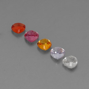 1.87カラットの天然マルチカラーサファイア（4.2×4.1 mm・トリリアント）