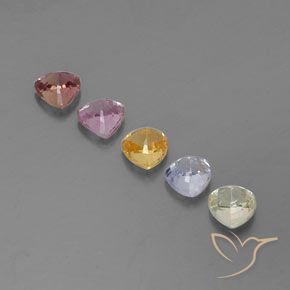 1.85カラットの天然マルチカラーサファイア（4.1×4 mm・トリリアント）