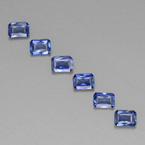 カラットの天然ブルーサファイア（4.1×3.2 mm・エメラルドカット）