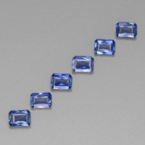 カラットの天然ブルーサファイア（4.1×3.2 mm・エメラルドカット）