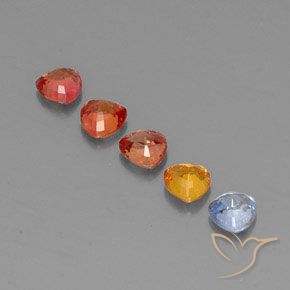 1.78カラットの天然マルチカラーサファイア（4.1×4 mm・トリリアント）