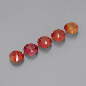 2.07カラットの天然マルチカラーサファイア（4.1×4 mm・トリリアント）