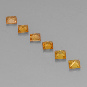 0.91カラットの天然イエローオレンジサファイア（2.9×2.9 mm・四角）