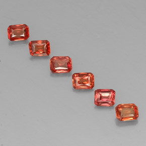 1.71カラットの天然レッドオレンジサファイア（4.1×3.1 mm・エメラルドカット）