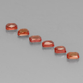 1.71カラットの天然レッドオレンジサファイア（4.1×3.1 mm・エメラルドカット）