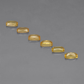 カラットの天然ゴールデンイエローサファイア（4.9×3 mm・エメラルドカット）