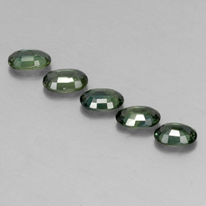 カラットの天然グリーンサファイア（5.9×4.1 mm・オーバルカット）