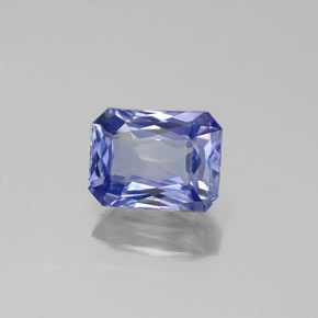 1.38カラットの天然ライトバイオレットサファイア（7.1×5.4 mm・エメラルドカット）