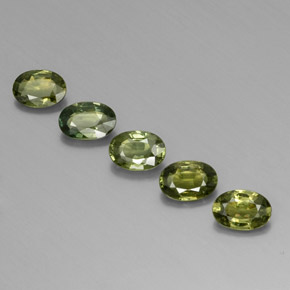 2.69カラットの天然フォレストグリーンサファイア（6×4.2 mm・オーバルカット）