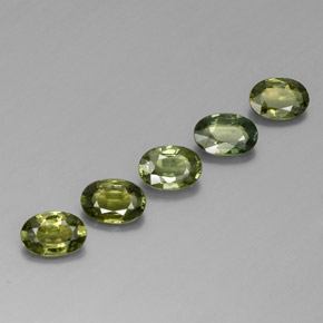 2.69カラットの天然フォレストグリーンサファイア（6×4.2 mm・オーバルカット）