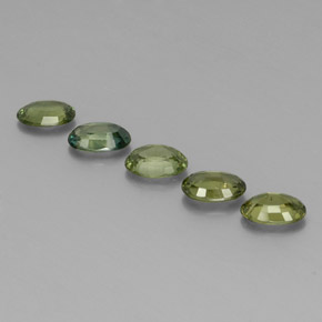 2.69カラットの天然フォレストグリーンサファイア（6×4.2 mm・オーバルカット）