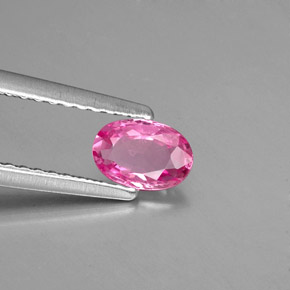 0.46カラットの天然ピンクサファイア（6×4.1 mm・オーバルカット）
