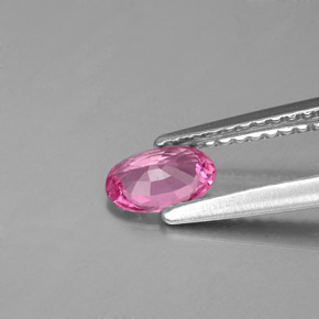0.46カラットの天然ピンクサファイア（6×4.1 mm・オーバルカット）