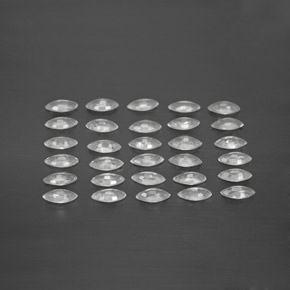 カラットの天然ホワイトサファイア（3.9×2.1 mm・マーキス）