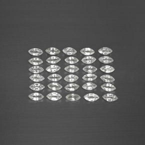 カラットの天然ホワイトサファイア（3.9×2 mm・マーキス）
