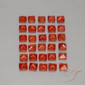 3.67カラットの天然ファイアレッドサファイア（2.7×2.7 mm・四角）