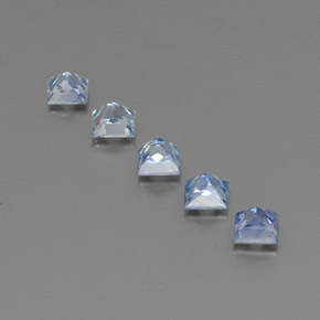 カラットの天然ブルーサファイア（3.8×3.7 mm・四角）