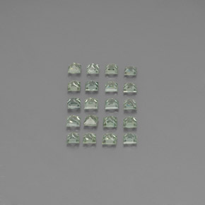カラットの天然グリーンサファイア（2.6×2.6 mm・四角）