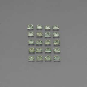 カラットの天然グリーンサファイア（2.8×2.7 mm・四角）