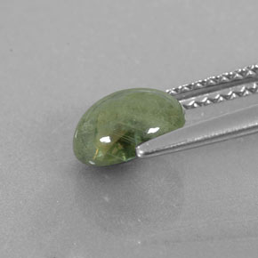 1.67カラットの天然グリーンサファイア（7.4×6 mm・透明）