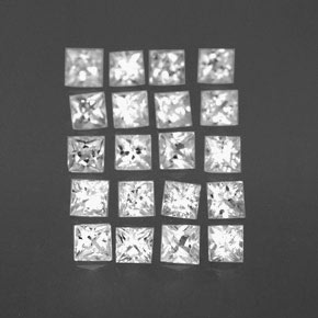 1.56カラットの天然ホワイトサファイア（2.2×2.2 mm・四角）