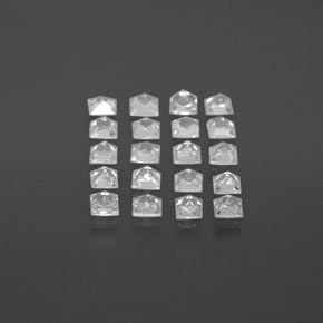 1.56カラットの天然ホワイトサファイア（2.2×2.2 mm・四角）